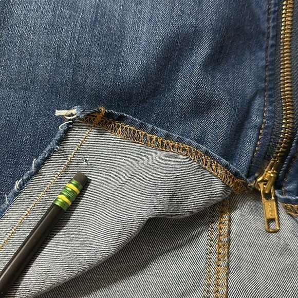 Chicos 2.5/M-L Blue Lightweight Denim Cotton/Lyocell Zip Front Fringe Hem Skirt - Picture 16 of 16